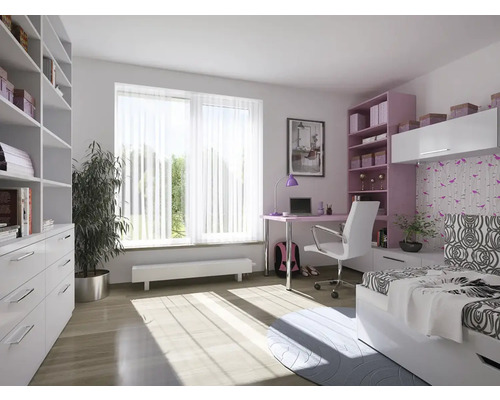 Helles Zimmer mit Bücherregal, Schreibtisch, Bett und Fenster mit Vorhängen