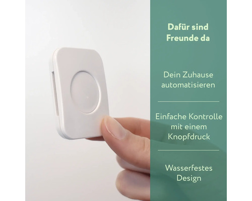 Weißer Taster zur Hausautomation in der Hand