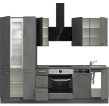 Küchenzeile mit Spüle, Kühlschrank, Herd, Backofen und Dunstabzugshaube