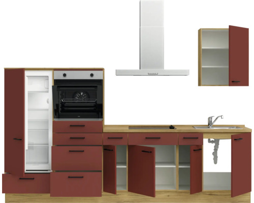 Küchenzeile mit Kühlschrank, Herd, Spüle, Dunstabzugshaube und Hängeschrank