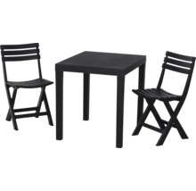 Table carrée avec deux chaises pliantes en plastique