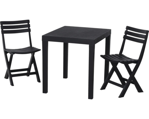 Quadratischer Tisch mit zwei Klappstühlen aus Kunststoff