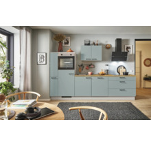Moderne Einbauküche mit Elektrogeräten und Holzarbeitsplatte in einem hellen Raum.