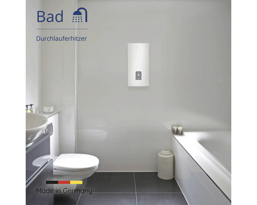 Badezimmer mit einem elektronischen Durchlauferhitzer an der Wand