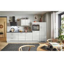 Moderne Küche mit weißen Schränken, schwarzer Arbeitsplatte und Dunstabzugshaube.