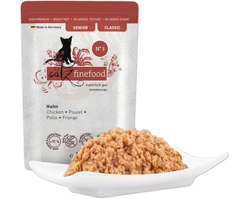 Aliments pour chats au poulet en sachet et dans une assiette