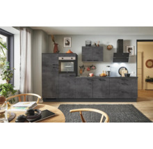 Moderne Küche mit Einbaubackofen, Dunstabzugshaube und grauen Fronten