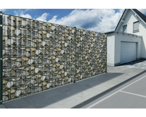 Gabionenwand mit Steinfüllung als Grundstücksbegrenzung