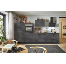 Moderne Küche mit Küchenschränken, Backofen und Dunstabzugshaube in einem hellen Raum.