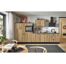 Moderne Küche mit Holzfronten, eingebautem Ofen und Dunstabzugshaube für ein stilvolles Kocherlebnis.