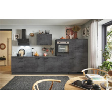 Moderne Küche mit grauen Schränken, Dunstabzugshaube und Elektrogeräten