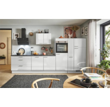 Moderne Küche mit weißen Schränken, schwarzer Arbeitsplatte und Dunstabzugshaube.