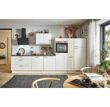 Helle Einbauküche mit Elektrogeräten und dunkler Arbeitsplatte in einem modernen Küchendesign.