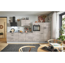 Moderne Küche mit Einbauschränken, Dunstabzugshaube und Elektrogeräten.