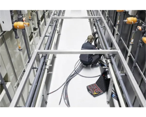 Installation einer industriellen Rohrleitung mit einer Person und Werkzeugkasten