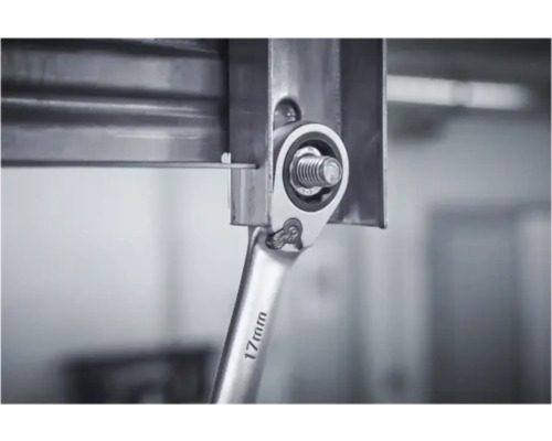 Ein 17 Millimeter Schraubenschlüssel zieht eine Schraube fest.