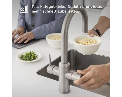 Scène de cuisine avec un robinet versant de l''eau chaude dans un bol de nouilles