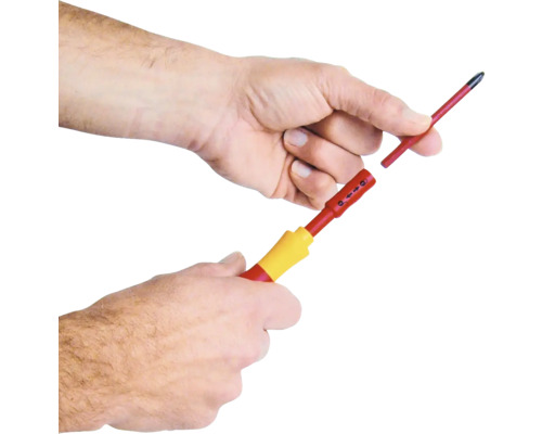 Un homme change l''embout d''un tournevis.