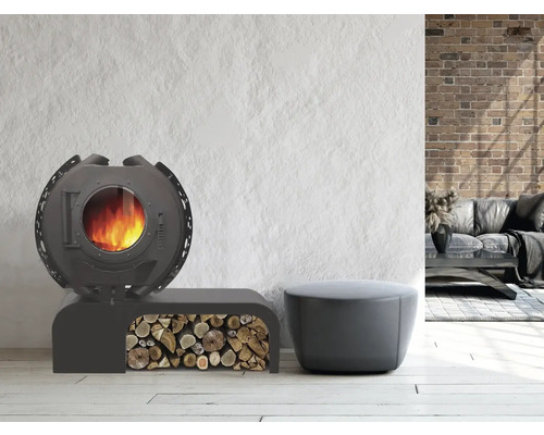 Espace de vie avec poêle à bois, bûches et tabouret