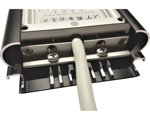 Vue détaillée d''un luminaire LED avec câble de connexion et bornes