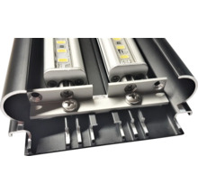 Detailansicht einer LED-Leuchte mit Montageelementen und Schrauben