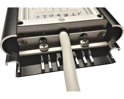 Detailansicht eines LED-Treibers mit Kabelanschluss