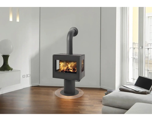 Poêle à bois moderne dans un salon avec un feu de bois.