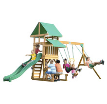 Spielplatzanlage aus Holz mit Schaukeln, Rutsche und Picknicktisch im Garten