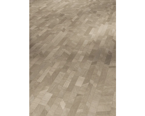 Parquet en bois posé en motif à chevrons