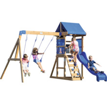 Spielplatz mit Schaukeln, Kletterwand und Rutsche für Kinder