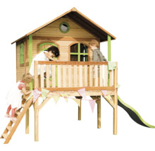 Maison de jeux en bois avec toboggan et enfants