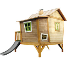 Cabane de jeu en bois avec toboggan pour enfants dans le jardin