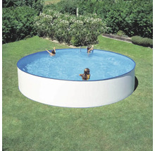 Piscine ronde avec des personnes dans le jardin.