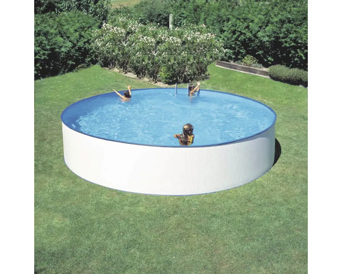 Piscine ronde avec des personnes dans le jardin.