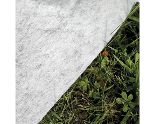 Gartenvlies auf Rasen