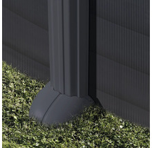 Regenrohr aus Metall am Gartenhaus