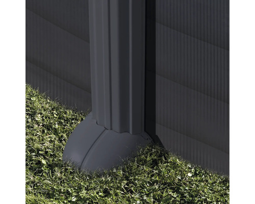 Regenrohr aus Metall am Gartenhaus