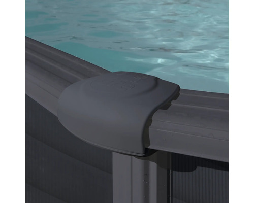 Detailansicht eines Poolrahmens mit Poolwasser im Hintergrund.