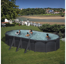 Ovaler Stahlwandpool im Garten mit spielenden Personen