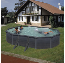 Aufstellpool im Garten mit schwimmenden Personen