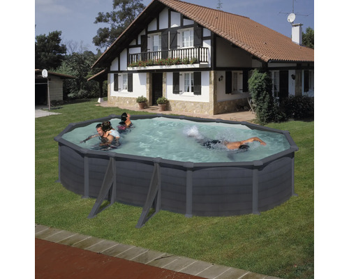 Aufstellpool im Garten mit schwimmenden Personen