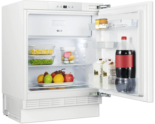 Geöffneter Einbaukühlschrank mit Lebensmitteln auf den Regalen