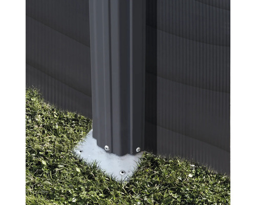 Vue détaillée d''une fixation de poteau de cabane de jardin sur de l''herbe