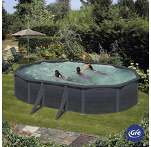 Piscine hors sol en bois dans un jardin avec des personnes qui nagent