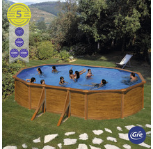 Aufstellpool aus Holz mit Personen im Garten