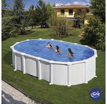 Piscine ovale avec trois personnes dans le jardin