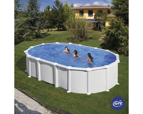 Piscine ovale avec trois personnes dans le jardin