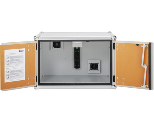 Geöffneter Verteilerkasten mit Lüfter und Steckdosenleiste