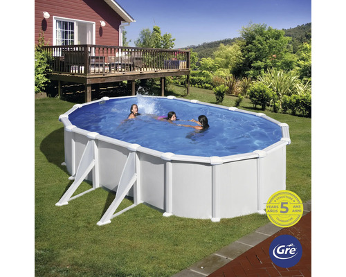 Ovaler Swimmingpool im Garten mit spielenden Personen und Garantieaufkleber