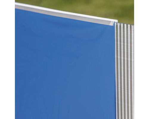 Blauer Sichtschutzzaun mit Aluminiumrahmen und Lamellen